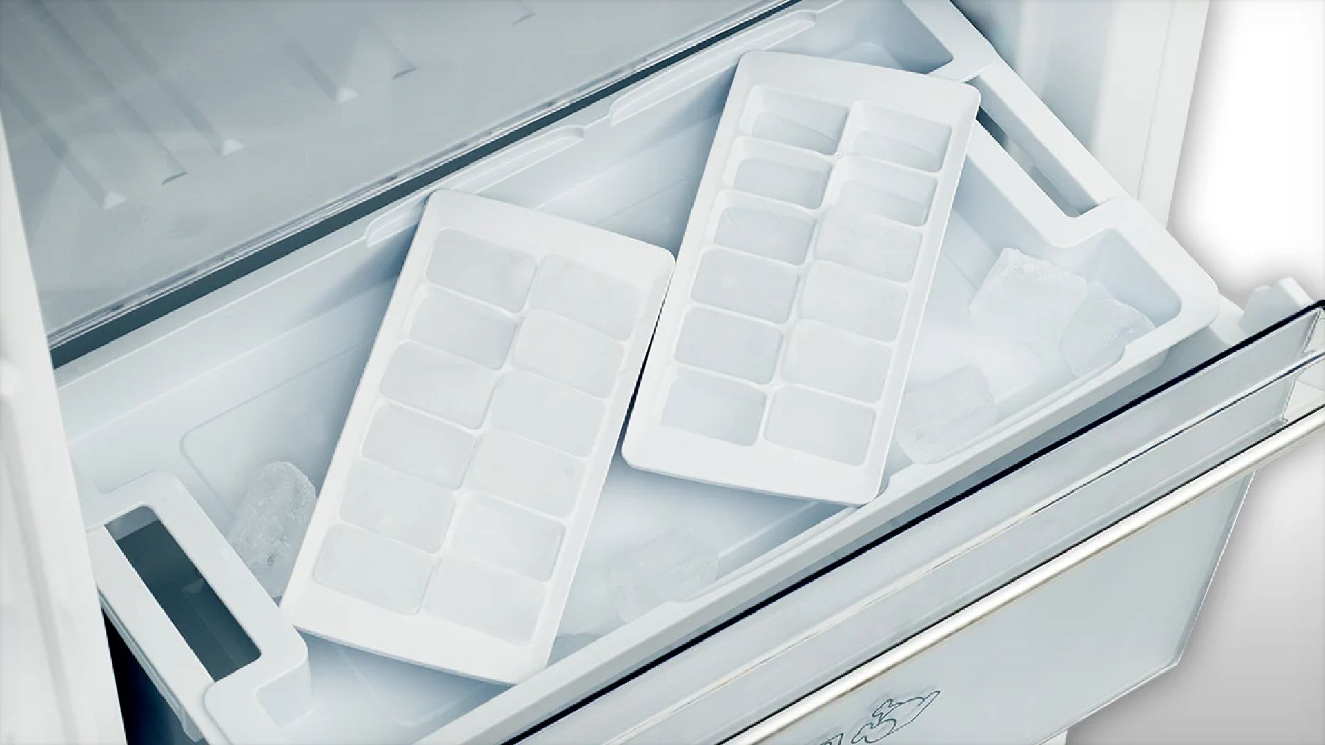 Slimline ice storage tray